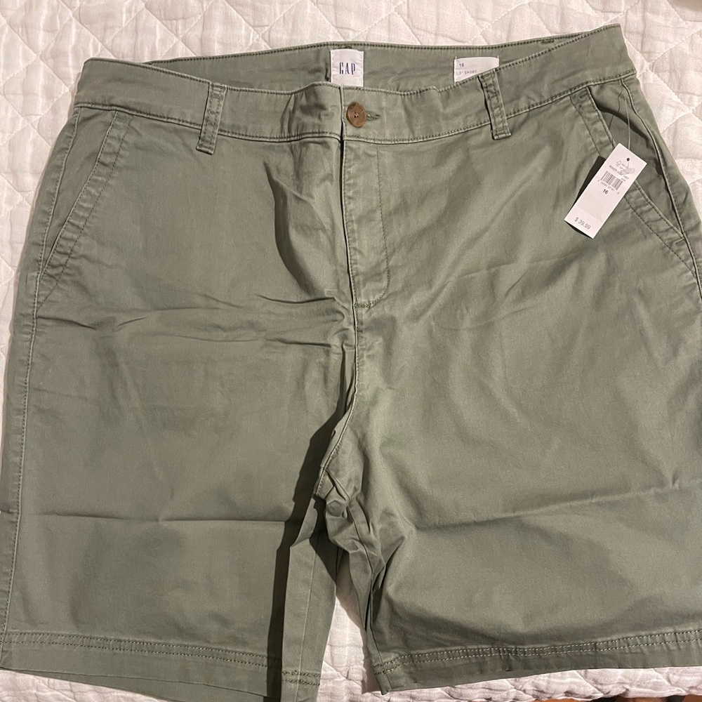 NWT Women’s GAP 9 inch shorts, size 16Green Casual Shorts